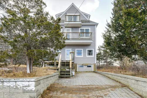 Marshfield Home w/ 4 Decks & Private Beach Access! - Wifi