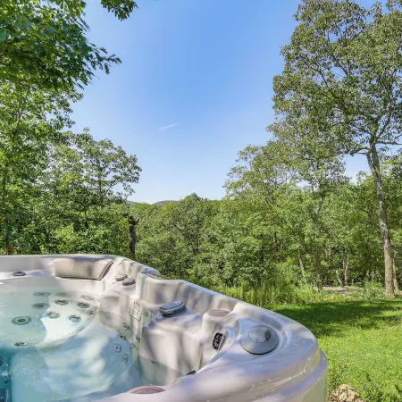 'The Glabin: Garrison Gem w/ Hot Tub & Fire Pit