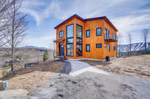 Custom Windham Mtn Villa w/ Pool, Theater & Views! - Homestays