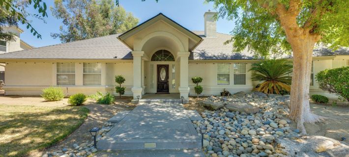 Billiards & Private Pool: Bright Clovis Home! Отели в г. Кловис