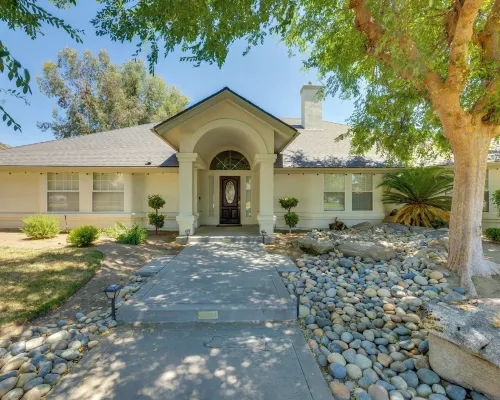 Billiards & Private Pool: Bright Clovis Home! クローヴィスのホテル