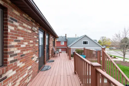 Modern Decor and Combined Balcony - Charming Coastal Escape Отели в г. Гурон Тауншип