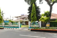 RedDoorz Syariah Near Alun Alun Magelang Bayeman Hotel a Bandongan