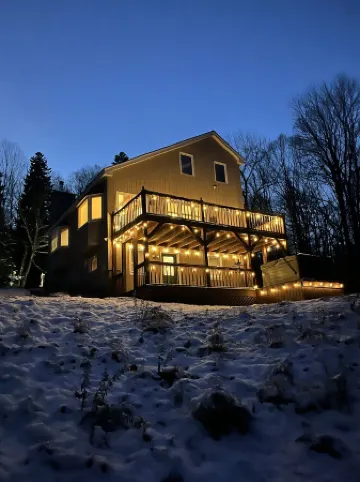 New Renovated Ski Chalet on the River with a Hottub