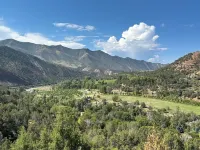 2-bedroom apartment in charming Glenwood Springs with Hot Tub, AC and Heating.