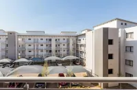 Lovely modern 2 bedroom apartment with pool.