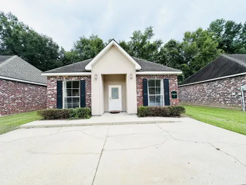 Spacious Open Layout with New Orleans Flair - Charming Private Retreat