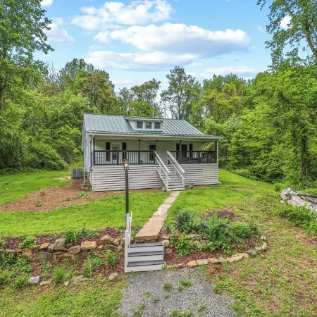 Charming 4-bedroom farmhouse in brilliant Roseland / The Hen House