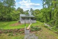 Charming 4-bedroom farmhouse in brilliant Roseland / The Hen House
