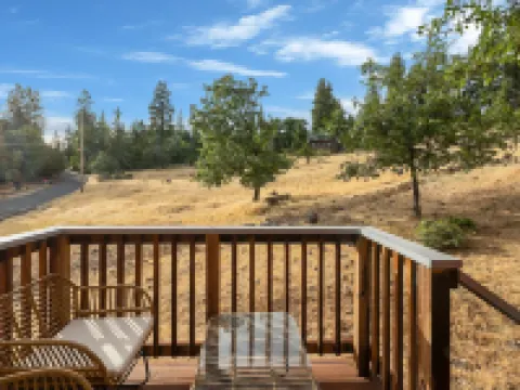 Prasad Retreat - Sunny Home W/ Deck & Air Hockey 3 Bedroom Home by Bear Valley Vacation Rentals Hotels in Arnold