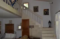 Charming farmhouse in the garrigue at Gordes. Hotel a Gordes