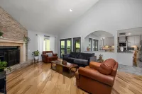 Cozy Renovated Bungalow Perfect for Families Hotel di Spanish Lake Township