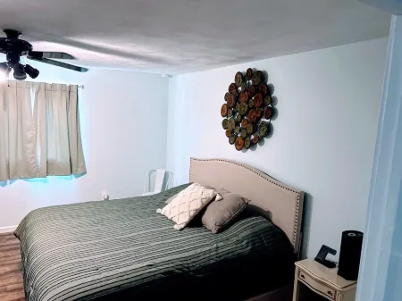 3 Bedroom Ranch, Sleeps 9, with AC,WiFi, and Impeccable Cleanliness.