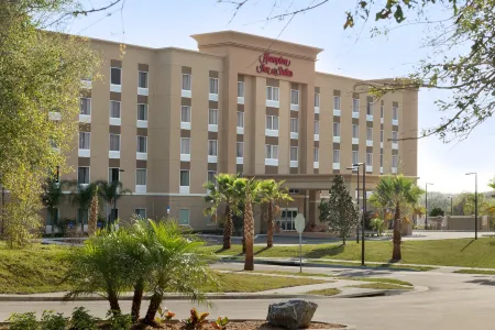 Hampton Inn & Suites DeLand Отели рядом с достопримечательностью «Мелчинг Филд эт Конрад Парк»