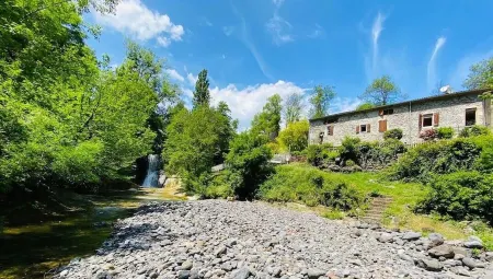 Gîte l'Ardèche en Bord de Rivière avec Cascade - Domaine au Ch'ti Ardéchois