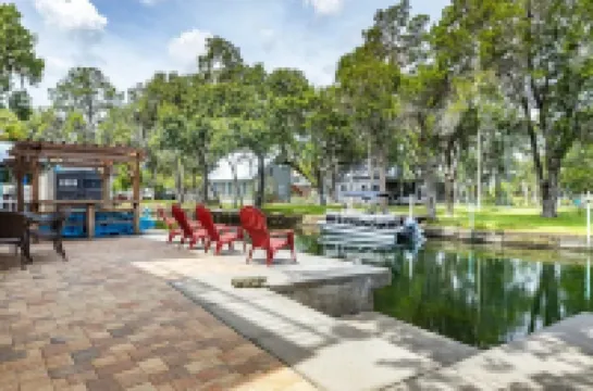 Bigfoot Bungalow -Enjoy being directly on the clear waters of Weeki Wachee River