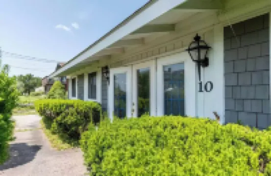 Airy beach cottage steps away from Pine Point Beach!