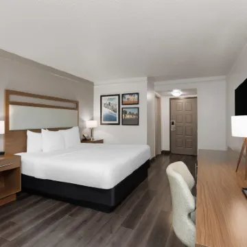 La Quinta Inn & Suites by Wyndham Ft Lauderdale Cypress Cr Hotels near Fort Lauderdale Executive Airport