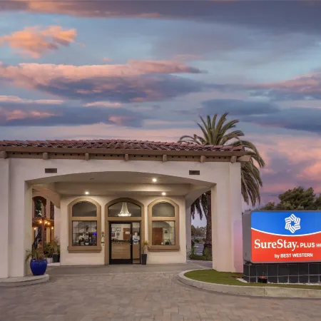 SureStay Plus by Best Western Santa Clara Silicon Valley Отели рядом с достопримечательностью «Сантана Роу»