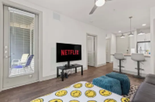 Modern 1-Bed, 1 Bath Apartment w/ King Bed, WiFi, 24-Hour Gym & Reserved Parking