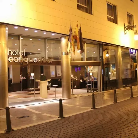 Hotel Conqueridor Отели рядом с достопримечательностью «Башни Серранос»