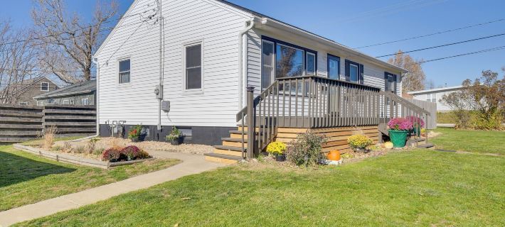 Pet-Friendly Hiawatha Retreat w/ Private Yard! Ξενοδοχεία στην πόλη Cedar Rapids