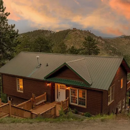 New 4BR Luxe Getaway Stunning Views/ Hot Tub/ Home Theater & Games- Pet Friendly