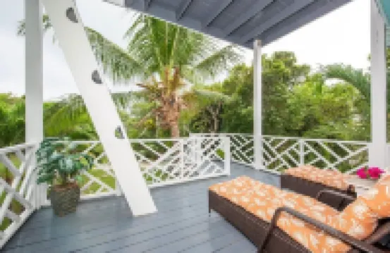 Chat N Chill · Top Floor Condo, Walk To Pink Sands Beach 2 Bedroom Townhouse