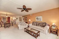 Fabulous 2-bedroom condo with AC in Punta Gorda Hotels in Burnt Store Marina