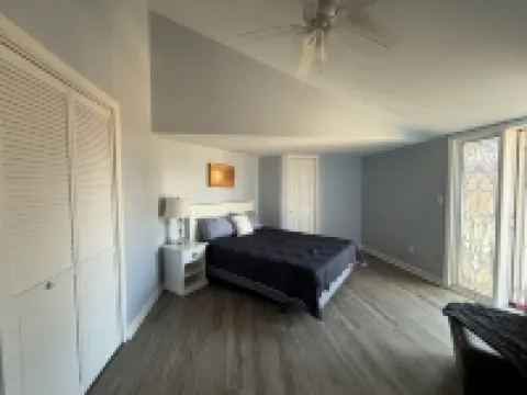 Horse lovers paradise with 2 bedrooms and WiFi, AC in Lake Geneva Hotels in Lyons