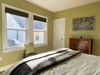 Sunny and spacious 2-BR condo near Hospitals, Universities and Biotechs