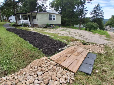 Rustic-Cozy Home- Walk to Lake- Centrally Located to Caves and More! Quiet Area 沃倫酒店