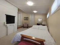 THE BEACH, 3 HOUSES AWAY