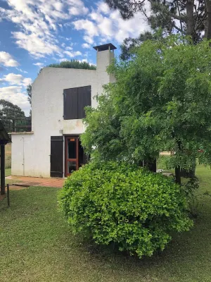 This gorgeous and cozy house is only 4 blocks from the best beach in the area! のホテル