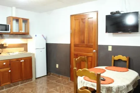 Residential Cabo - 2 Bedroom Apartment #001 Отели рядом с достопримечательностью «Бока-дель-Драго»