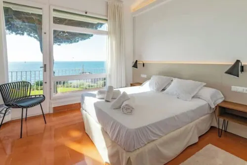 Seafront villa with private beach access Hotel a Mataró