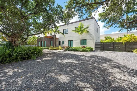 New Central Miami Home, Sleeps 20, 70' TV, Pool, Game Room, Spacious Backyard