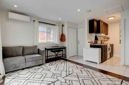 The Studio: bright, cozy, quiet Отели рядом со станцией Guelph VIA Rail Station