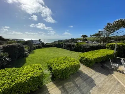 Coast Cottage - stunning sea views & large garden. Dog friendly family home 鄰近The Herring Restaurant的酒店