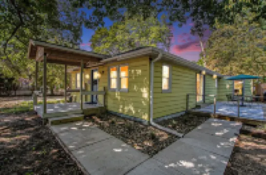 Charming 3-bedroom cottage nearby Lake Michigan beaches & restaurants Hotels in Lake Michigan Beach