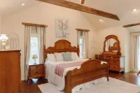 Historical and Spacious Shabby Cabin Retreat! Modern Amenities