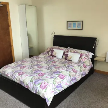 Comfortable  studio apartment Blairmore near Dunoon. Views to Pier & Loch Long. 住宿飯店