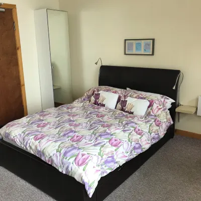 Comfortable  studio apartment Blairmore near Dunoon. Views to Pier & Loch Long.