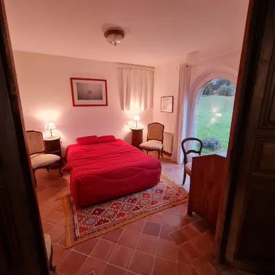 Apartment on the ground floor of a superb farmhouse in a landscaped park. You will be there alone