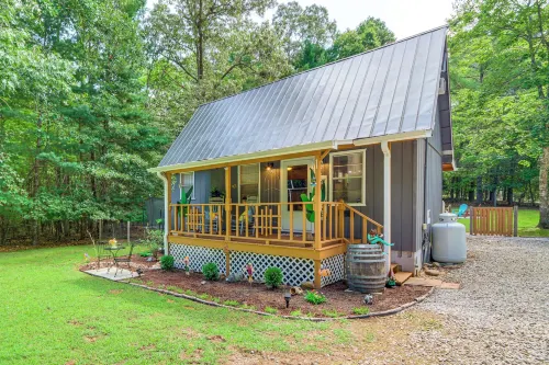 Pet-friendly Mtn Retreat w/ Yard in Blairsville!