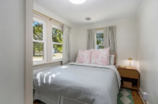 Charming 3-bedroom cottage nearby Lake Michigan beaches & restaurants Hotels in Lake Michigan Beach