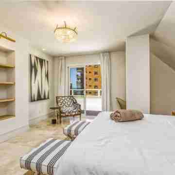 Beachfront Penthouse With Seaviews and Pool Rooms