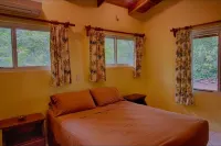 Henton Hacienda ,fiv minutes drive from the beach. Hotels in Los Pargos