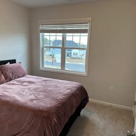 Lovely 4-bedroom home on a hill in Wake-Forest, With WiFi & air conditioning.
