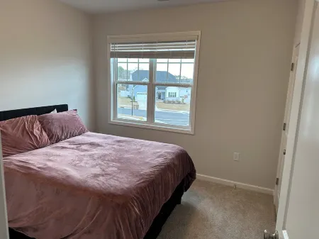 Lovely 4-bedroom home on a hill in Wake-Forest, With WiFi & air conditioning. Отели в г. Уейк Форест